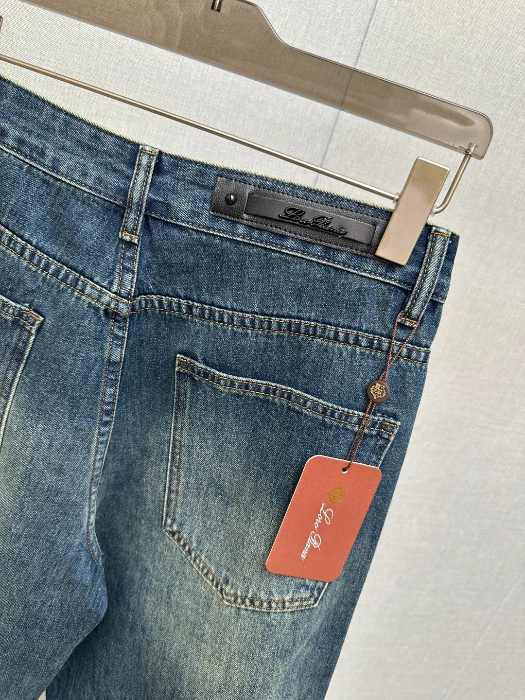 Available at the official website counter at the same time, the Original is a very stylish pair of jeans, with customized original washed denim fabric, unique design, top-notch printing technology letter pattern logo, original hardware accessories decoration, an extremely outstanding pair of jeans, the materials and craftsmanship are extremely luxurious and exquisite, extremely high-grade, handsome and stylish upper body, recommended 👍, Sizes: 29-38